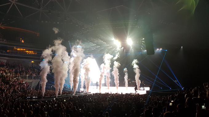 Skladbo Tonight je končal udaren kitarski vložek ob bruhanju belega dima. | Foto: Metka Prezelj