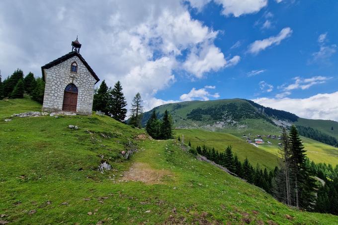 Kapela Marije Snežne na Bistriški planini in v ozadju Ojstrnik, najbolj vzhoden dvatisočak v Karnijskih Alpah. | Foto: Matej Podgoršek