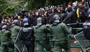 "Vojno stanje" pred ECB: 2.500 demonstrantov v Frankfurtu