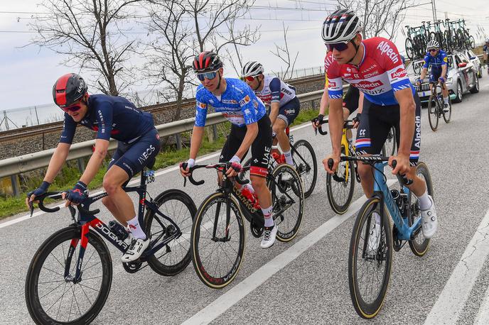 Tadej Pogačar - Tirreno - Adriatico 2021 | Tadej Pogačar ostaja varno v modri majici vodilnega na dirki. | Foto Guliverimage