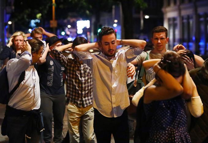 V terorističnem napadu v Londonu so trije napadalci s kombijem zapeljali v množico ljudi, nato pa z noži nadaljevali napad. Sedem ljudi so ubili, policisti so vse tri napadalce ustrelili. | Foto: Reuters