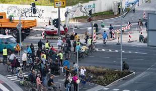 Kolesarji opozorili na neprimerno ureditev križišča Dunajske in Tivolske v Ljubljani #video