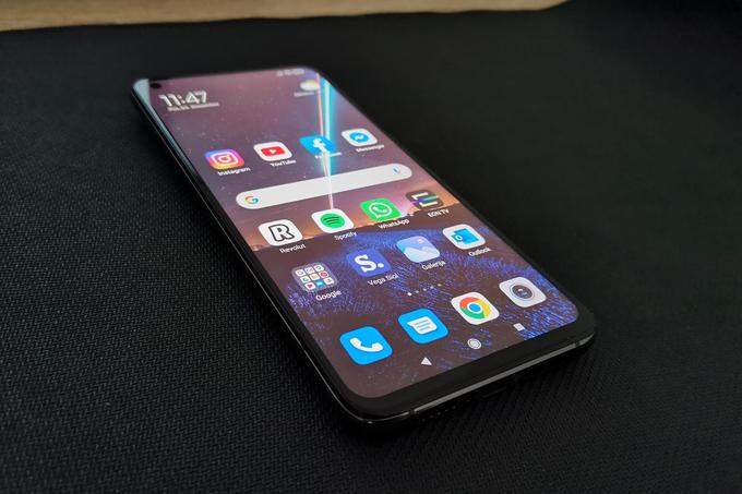 Da v ozadju ni panel AMOLED, bodo najverjetneje opazili samo največji pikolovci in tisti, ki ga bodo imeli priložnost primerjati s pametnim telefonom, ki ga ima. | Foto: Matic Tomšič