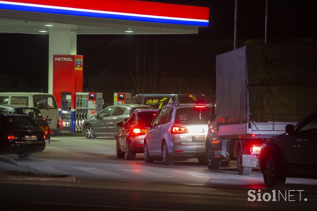 Gneča na bencinskih servisih.