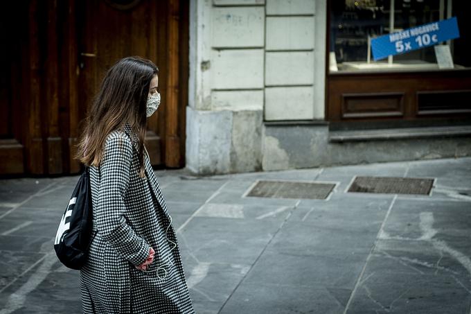 Očitno ob cepljenju še ne moremo pričakovati, da bomo že kmalu pospravili zaščitne maske v predale. | Foto: Ana Kovač