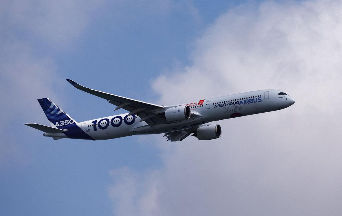 Airbus A350 | Po pregledu vseh 48 letal je ugotovila, da jih 15 potrebuje nove dele motorjev, ki jih Airbusu dobavlja britanski Rolls-Royce. | Foto Reuters