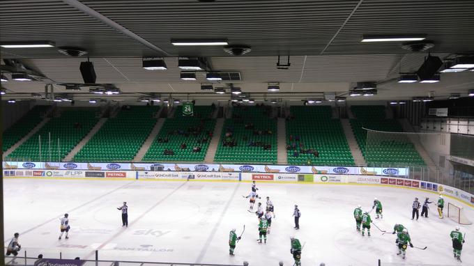 Tivolske tribune samevajo. Nekoliko več gledalcev kot na zahodni tribuni (na fotografiji) se je v ponedeljek zbralo na vzhodni. A vseh skupaj je bilo le okoli 300. | Foto: 