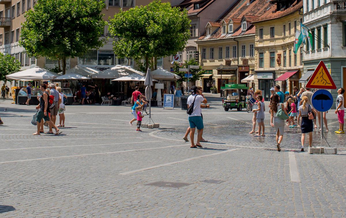 Prešernov trg, turisti, vroče | Upravičenci so od začetka njihovega unovčevanja 16. julija lani do nedelje unovčili za več kot 153,5 milijona evrov bonov 21. Tudi v tem primeru gre za okoli 82 odstotkov zneska potencialno vseh unovčenih bonov. V začetku tedna je bilo tako na voljo še nekaj več kot 33 milijonov evrov vrednosti teh bonov. | Foto Klemen Korenjak