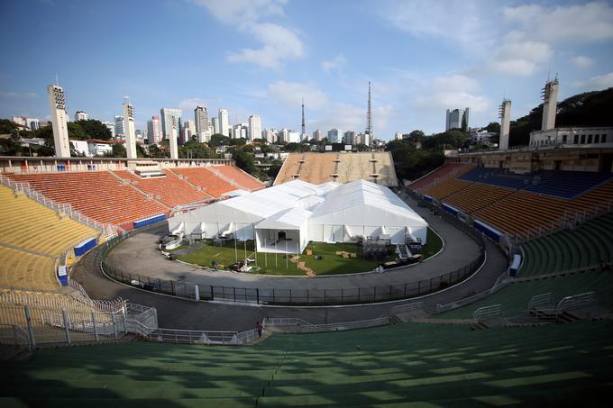 Korona - začasne bočlnice na športnih objektih | Foto: Reuters