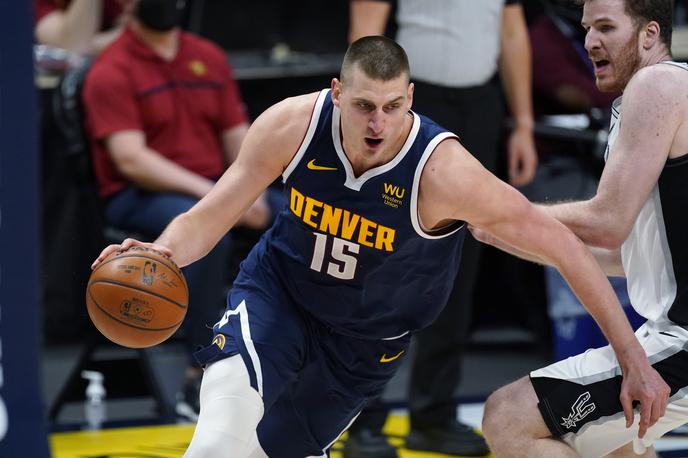 Nikola Jokić | Košarkarji Denverja so še drugič v treh dneh premagali San Antonio Spurs (121:119). Srbski center Nikola Jokić je k zmagi prispeval 26 točk, 14 asistenc in 13 skokov. | Foto Guliverimage