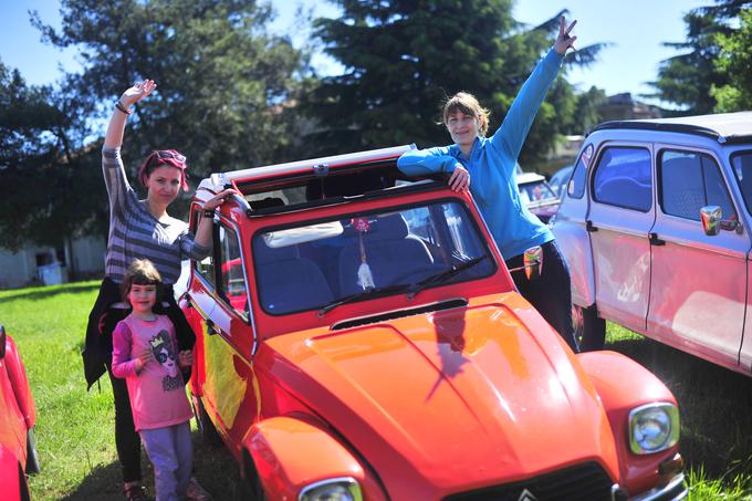 V številnih primerih je stari citroen enostavno ostal pri hiši, marsikoga so z njim pripeljali tudi iz porodnišnice.  | Foto: Gregor Pavšič