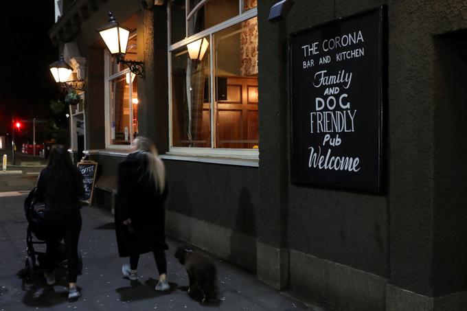 Največje tveganje za širjenje bolezni covid-19 so raziskovalci zaznali zvečer, ko so gostje v lokalih uživali alkohol. | Foto: Reuters