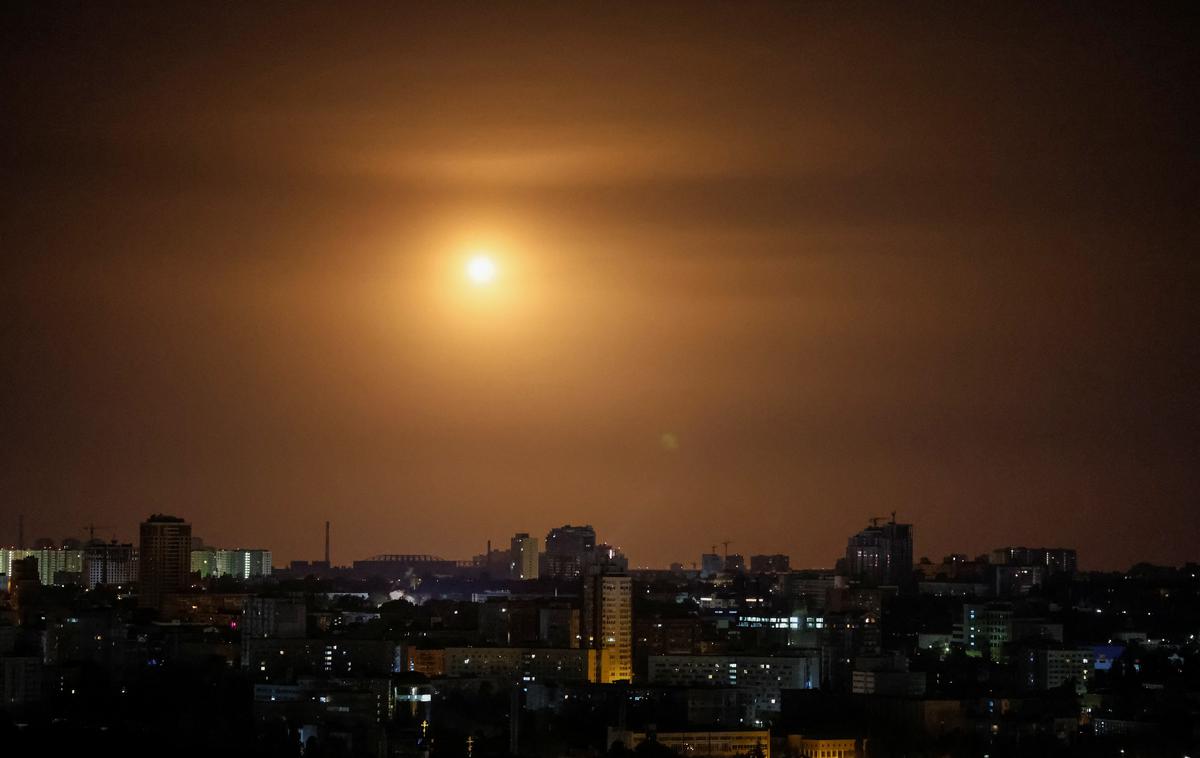 Kijev, napad z droni | Po navedbah ukrajinske vojske je šlo za enega najobsežnejših napadov iz zraka od začetka ruske invazije pred dvema letoma. | Foto Reuters