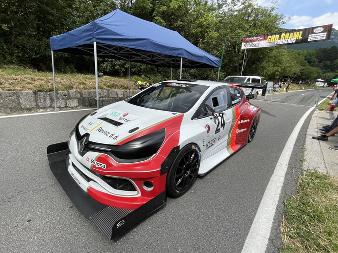 Matej Grudnik ima štirikolesno gnanega renault clia E1 z nekaj več kot 700 “konji”.
 | Foto: Gregor Pavšič