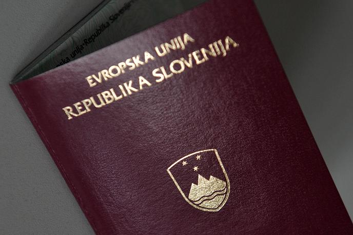 potni list | Slovenija je v primerjavi z lani zadržala deseto mesto, slovenski državljani pa lahko brez omejitev potujejo v skupno 185 držav, medtem ko je bilo lani teh držav 184. Enako močne potne liste imajo še Litva, Latvija in Združeni arabski emirati. | Foto STA