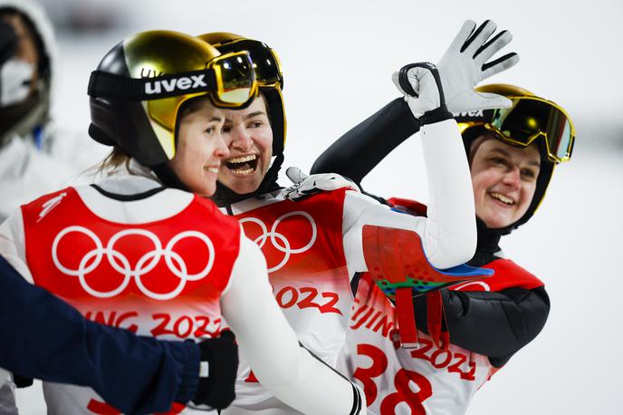 Urša Bogataj Nika Križnar | Olimpijska prvakinja Urša Bogataj in bronasta Nika Križnar sta bili v središču pozornosti po koncu tekme na srednji olimpijski skakalnici. | Foto Anže Malovrh/STA