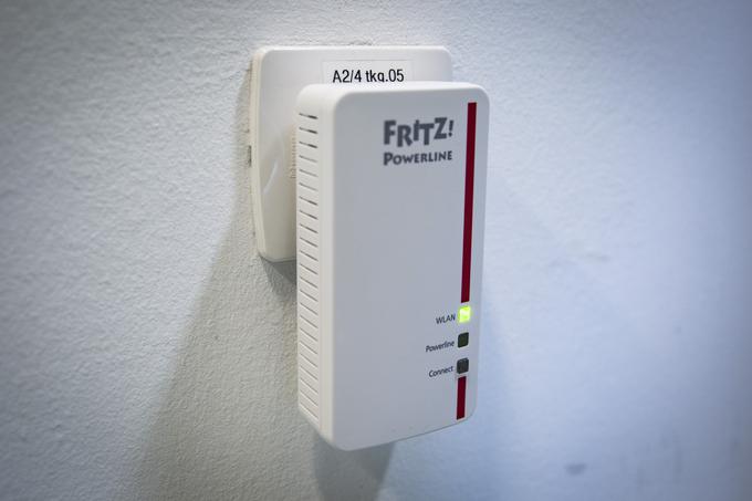 Adapter FRITZ!Powerline 1260E tik preden smo skozi električno napeljavo na drugem koncu spustili signal računalniškega omrežja (prek adapterja FRITZ!Powerline 1220E). | Foto: Bojan Puhek