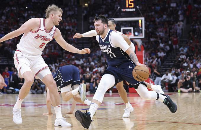 Luka Dončić je navkljub bolečinam v kolenu stisnil zobe in popeljal Dallas do nove pomembne zmage v boju za končnico.  | Foto: Reuters