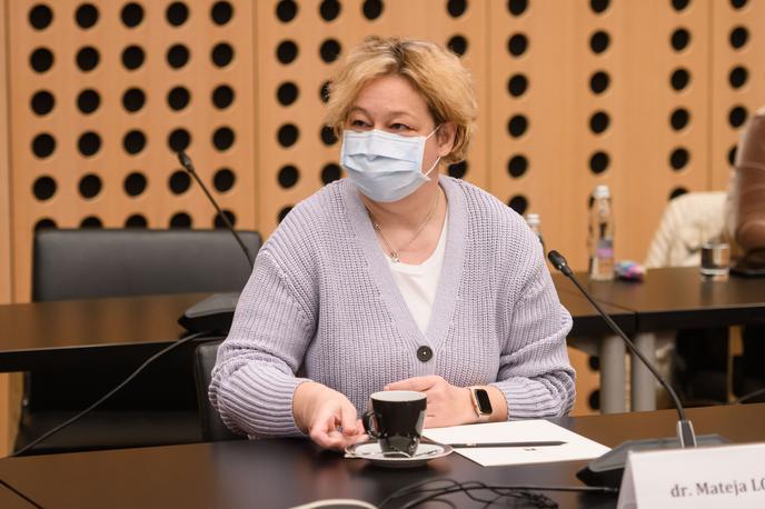 Mateja Logar | Večjih sprememb covidnih ukrepov (za zdaj) ne bo. Je pa Mateja Logar med drugim opozorila, da je nadzor nad PCT v javnem potniškem prometu slab.  | Foto STA