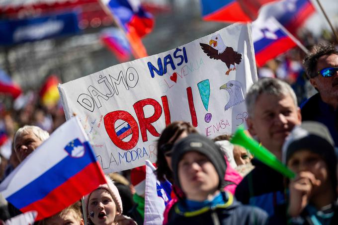 Orle so pričakali tudi številni drugi transparenti, tisti, ki so jih nosili, pa so se zaradi dolge poti v Planico morali zbuditi zelo zgodaj ... | Foto: Vid Ponikvar