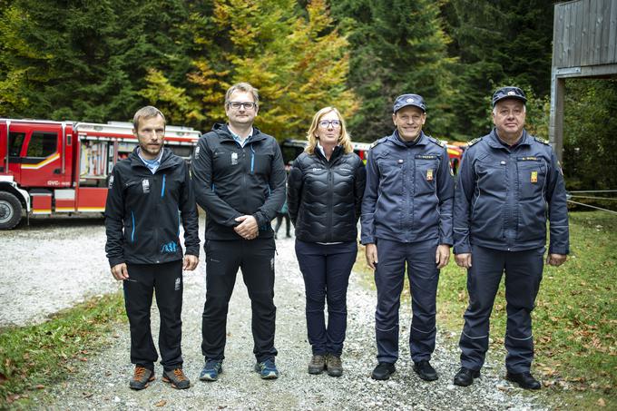 Vajo so si ogledali tudi predstavniki Planinske zveze Slovenije Zavarovalnice Triglav in Gasilske zveze Slovenije. Od leve proti desni: Dušan Prašnikar in Damjan Omerzu s PZS, Mihaela Perčič iz Zavarovalnice Triglav in Tomaž Vilfan ter Darko Muhič z GZS. | Foto: Ana Kovač