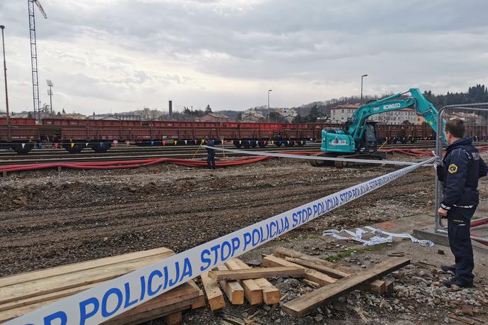 Bomba, Nova Gorica | Delovišče ob železniški postaji v Novi Gorici, kjer so v kratkem času odkrili že tri eksplozivna sredstva iz obdobja druge svetovne vojne. Fotografija je nastala prejšnji teden. | Foto Ervin Čurlič/Civilna zaščita za Severno Primorsko