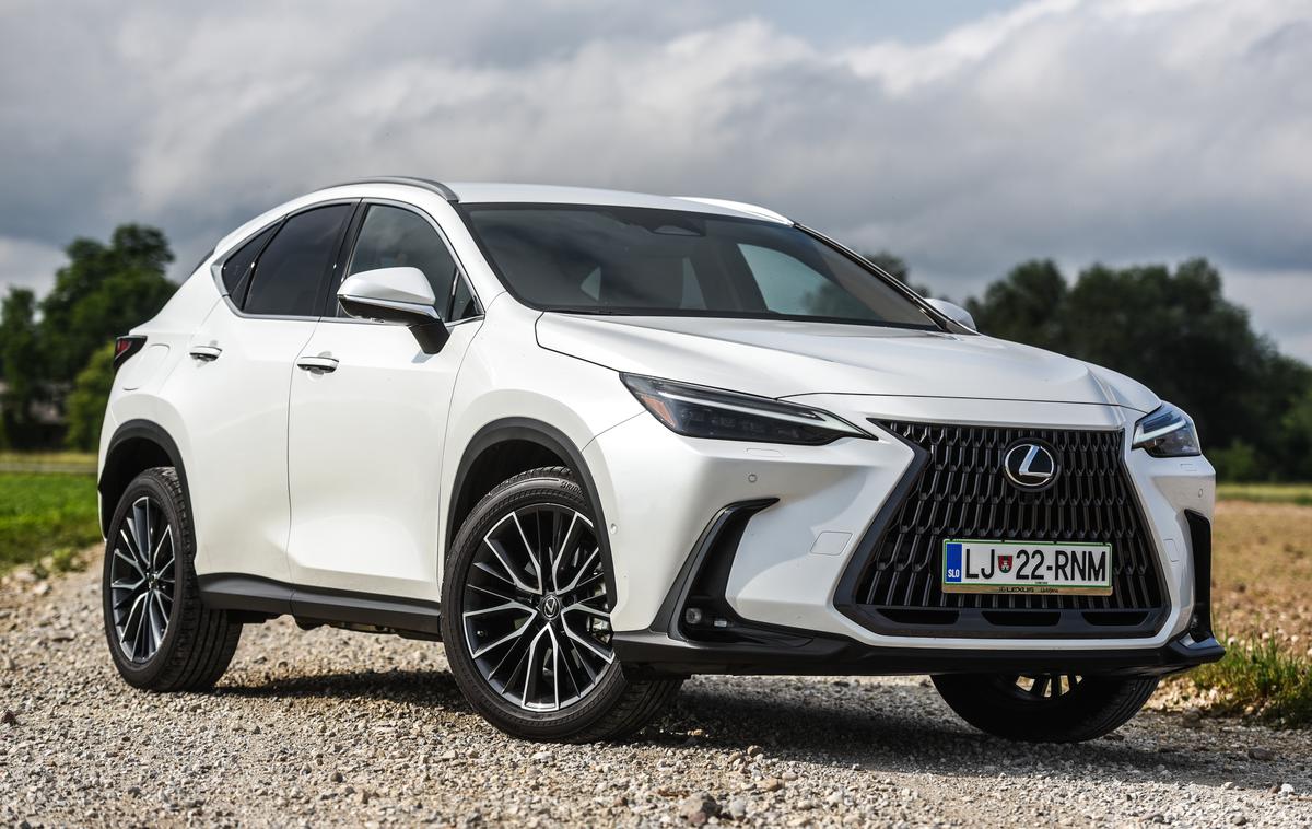 Lexus NX | Lexus NX je dolg 4,6 metra, širok je 1,86 metra in ima 2,69 metra medosne razdalje. Masa priključnohibridne različice znaša 2,1 tone. | Foto Gašper Pirman