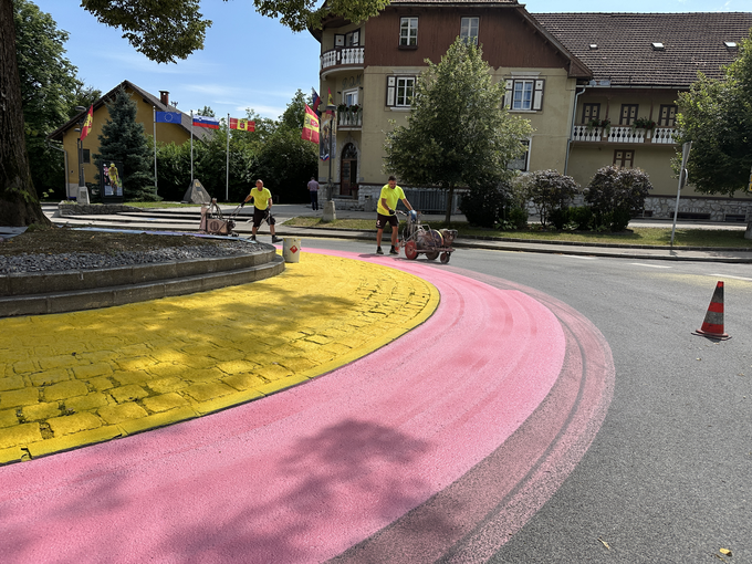 Krožišče pred občinsko stavbo v Komendi je v čast Tadeju Pogačarju obarvano v rožnato in rumeno. | Foto: Občina Komenda