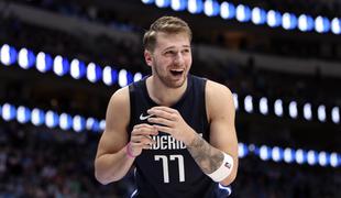 Dončić, ki že podira rekorde, z noro trojko Dallas popeljal do zmage