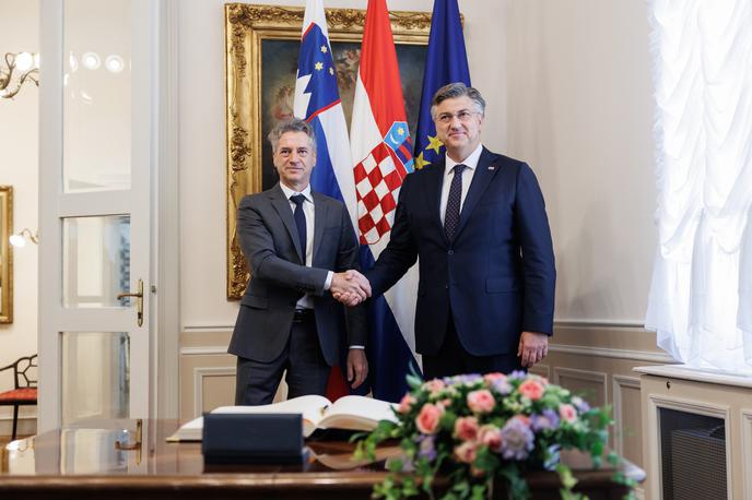 Robert Golob in Andrej Plenković | Gre za tretje srečanje aktualnih predsednikov vlad, ki sta se nazadnje srečala konec marca na Brdu pri Kranju. | Foto Vlada RS / Twitter