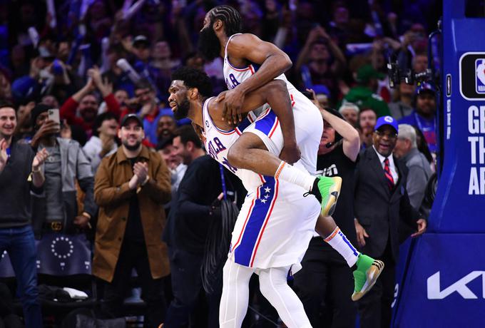 Joel Embiid in James Harden sta najboljša posameznika Philadelphie, ki na lestvici vzhodne konference gleda v hrbet le dvema kluboma. | Foto: Reuters