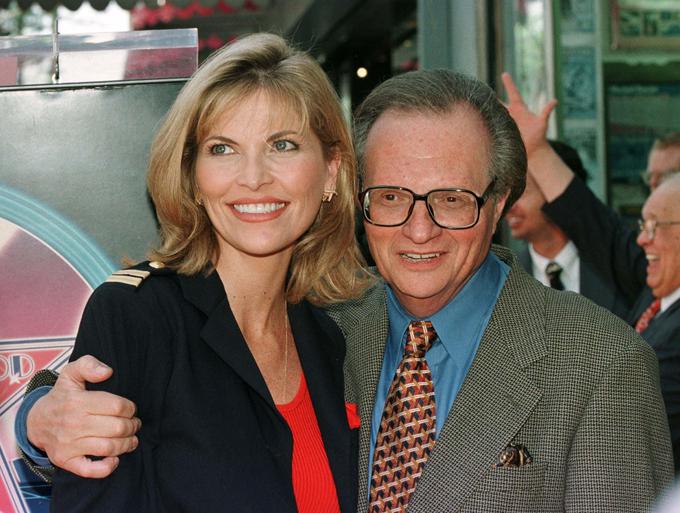 Larry King se je s 26 let mlajšo Shawn poročil leta 1997. | Foto: Reuters