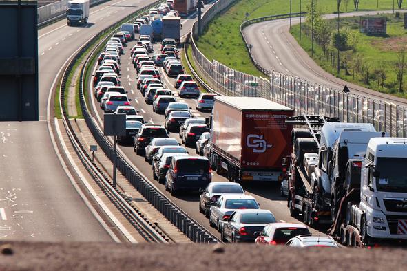 Na cestah in mejnih prehodih cel dan gneča in zastoji #video