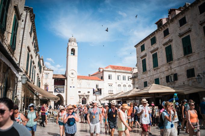 Dubrovniška mestna oblast je v okviru kampanje "Spoštuj mesto" pozvala obiskovalce, naj se v zgodovinskem središču primerno oblečejo, ne plezajo na spomenike in torbe nosijo čez starodavne tlakovce, da bi nekoliko omilili neznosen hrup. | Foto: Unsplash