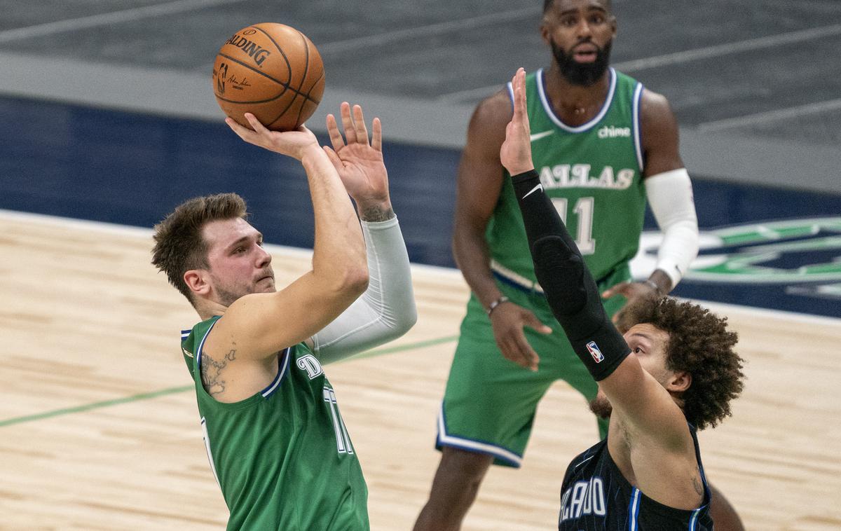 Luka Dončić | Luka Dončić v letu 2021 še ne pozna poraza: k četrti zaporedni zmagi Dallasa je prispeval trojnega dvojčka | Foto Guliver Image