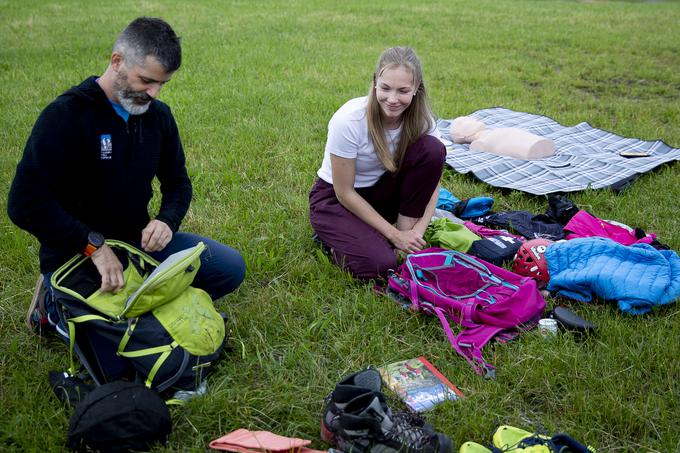 Strokovni sodelavec PZS in inštruktor Gorske reševalne zveze Slovenije Matjaž Šerkezi in predstavnica Mladinske komisije PZS Klara Kavčič predstavljata obvezno opremo za varnejšo pot v gore.  | Foto: Ana Kovač