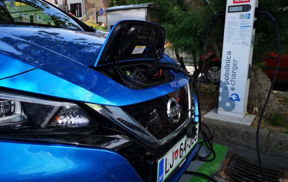 Renault zoe nissan leaf | Nissan je z leafom ostal pri CHAdeMO, Hyundai in Kia sta, kot že rečeno, prevzela evropski CCS, enako je pri modelu 3 (seveda samo za Evropo in ZDA) naredila tudi Tesla. Na drugi strani ostaja CHAdeMO najbolj priljubljen tip priključka na Japonskem. | Foto Gašper Pirman