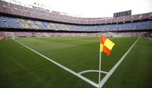 Barca nad luknjo v blagajni s spremembo imena stadiona