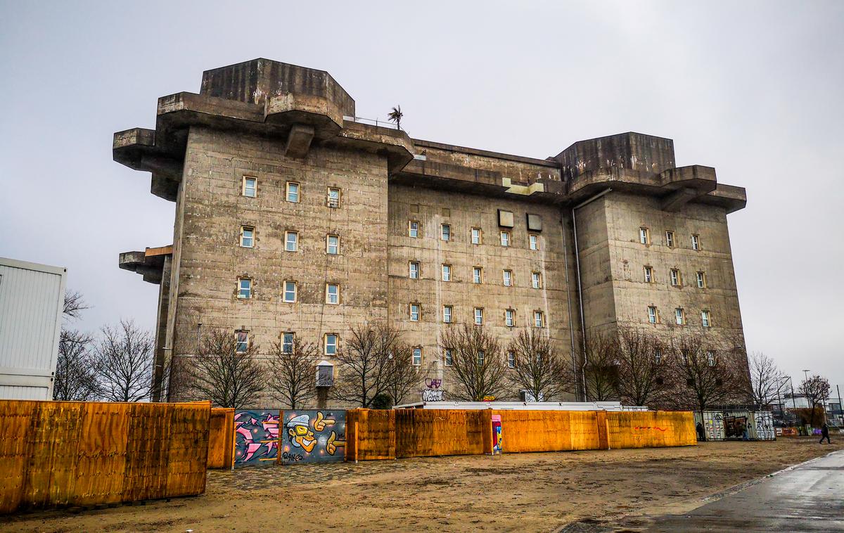 bunker, St Pauli, Hamburg | Po vojni so hamburški bunker St. Pauli sprva uporabljali kot nastanitev za brezdomce, nato so ga v 50. letih prejšnjega stoletja spremenili v pisarne za medijske in oglaševalske družbe. Spodnja nadstropja so bila še do nedavnega domovanje priljubljenemu nočnemu klubu, radijski postaji in dvorani za plezanje. | Foto Shutterstock