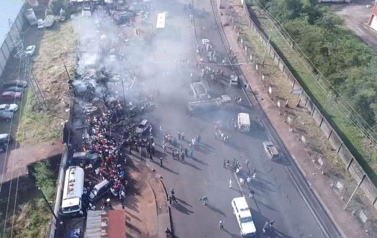 eksplozija sierra leone | Po nekaterih navedbah naj bi med drugim zgorel avtobus, poln ljudi, plameni pa so zajeli tudi bližnje trgovine in stojnice. | Foto Reuters