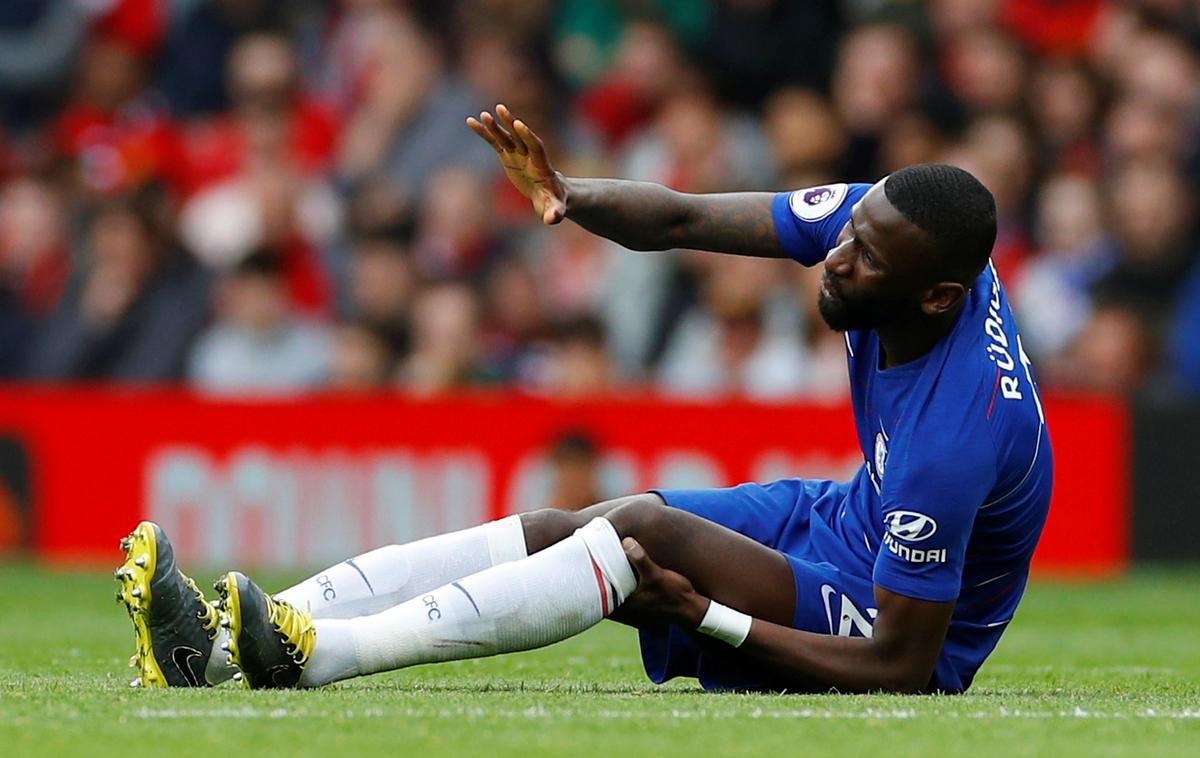 Antonio Rüdiger | Antonio Rüdiger si je na tekmi proti Manchester Unitedu huje poškodoval koleno in je že končal sezono. | Foto Reuters