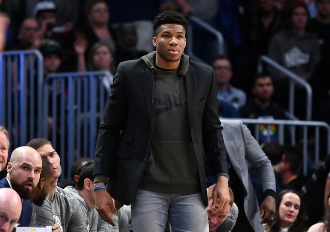 Poškodovani Giannis Antetokounmpo je soigralce moral spremljati s klopi. | Foto: Reuters