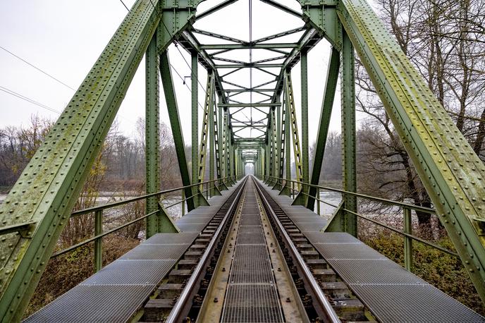 Proga Ormož Murska Sobota | Most čez reko Muro na progi med Ormožem in Mursko Soboto. Izvirni most so nadomestili štiri leta po odprtju proge s tem, ki stoji še danes. | Foto Ana Kovač