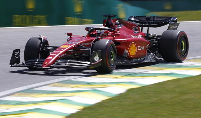 Charles Leclerc ima v boju za končno drugo mesto zdaj točko prednosti pred Sergiem Perezom. | Foto: Reuters