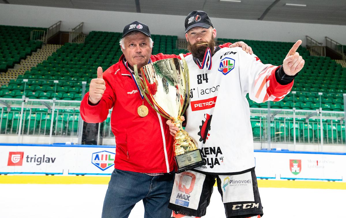 Jesenice prvaki - Olimpija finale | Andrej Hebar je takole dvignil še zadnjo igralsko lovoriko v dolgi karieri, ki jo je končal pri 36 letih. | Foto Matic Klanšek Velej/Sportida