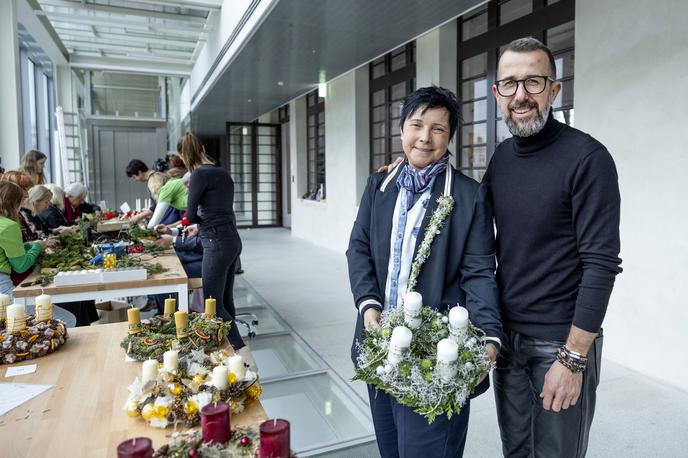 Božična krasitev | Florista Sabina Šegula in Peter Ribič sta Baziliko svetega Petra v Vatikanu letos okrasila že enajstič. | Foto Ana Kovač