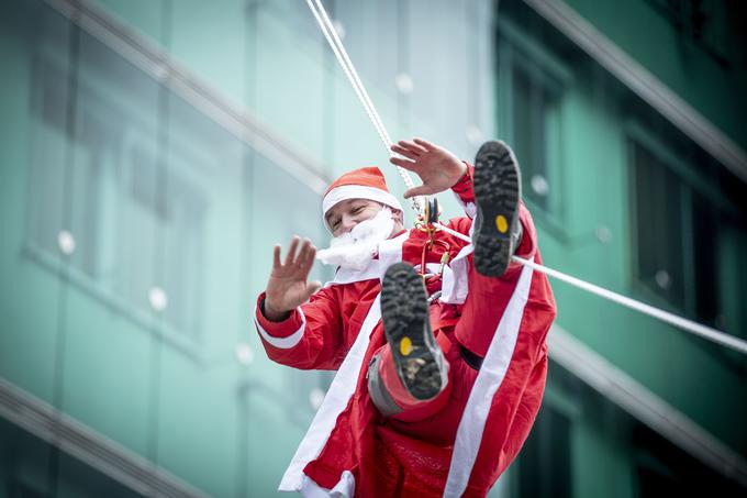 Tradicionalni spust božičkov s strehe Pediatrične klinike | Foto: Ana Kovač