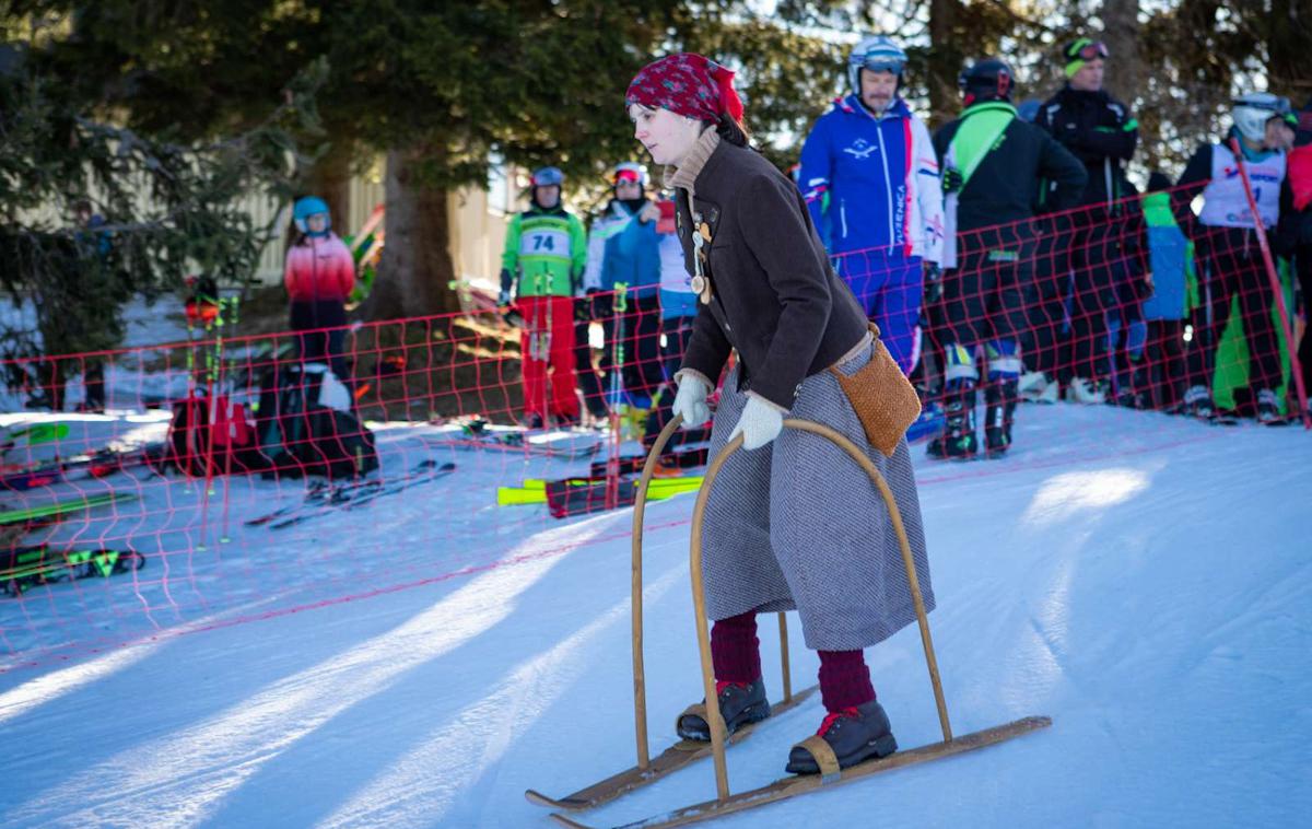 Partizanske smučine, Cerkno | Dogodka se je udeležilo 265 tekmovalcev, članov veteranskih in domoljubnih organizacij ter SV, ki so se pomerili v veleslalomu. Uvodoma so se po progi simbolno s slovensko zastavo spustili smučarji starodobniki, demonstracijska skupina Edmunda Čibeja Društva Gora s Predmeje ter novaški lok smučarji TD Novaki. | Foto STA