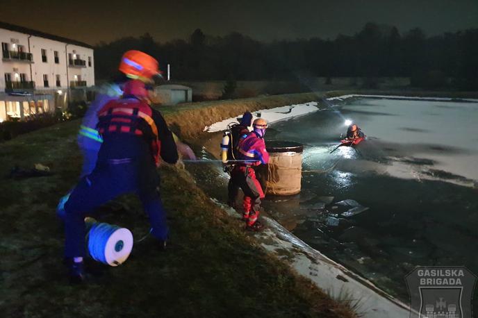 Reševanje iz ribnika Maribor | Foto Gasilska brigada Maribor