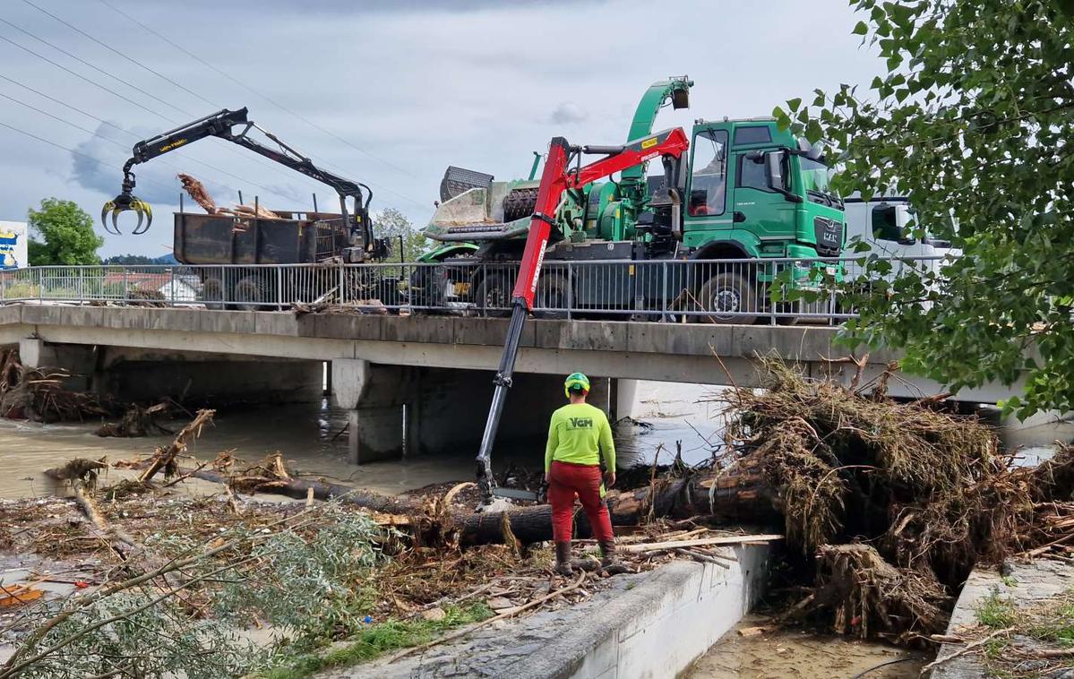 poplave, intervencija | Med interventnimi ukrepi so predplačila občinam, širši obseg upravičencev do pomoči v kmetijstvu, višja sila in čakanje na delo za zaposlene in podjetja, pomoč samozaposlenim, izredni dopust za prostovoljce in dan solidarnosti. | Foto STA